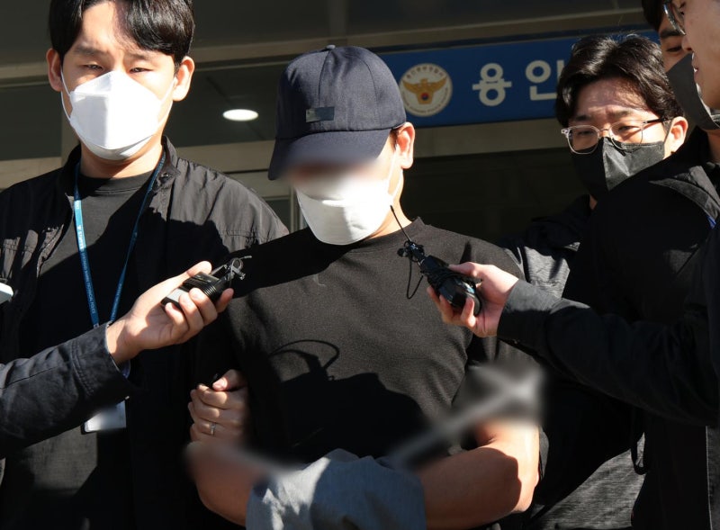 잠 안 자고 보챈다고… 생후 2개월 <b>딸</b> 때려 숨지게 한 <b>친부</b> 구속