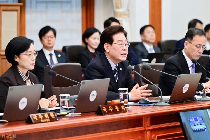 [단독] "대통령에 '아닙니다' 못 해"… 장관들, '국무회의 생중계 축소' 건의