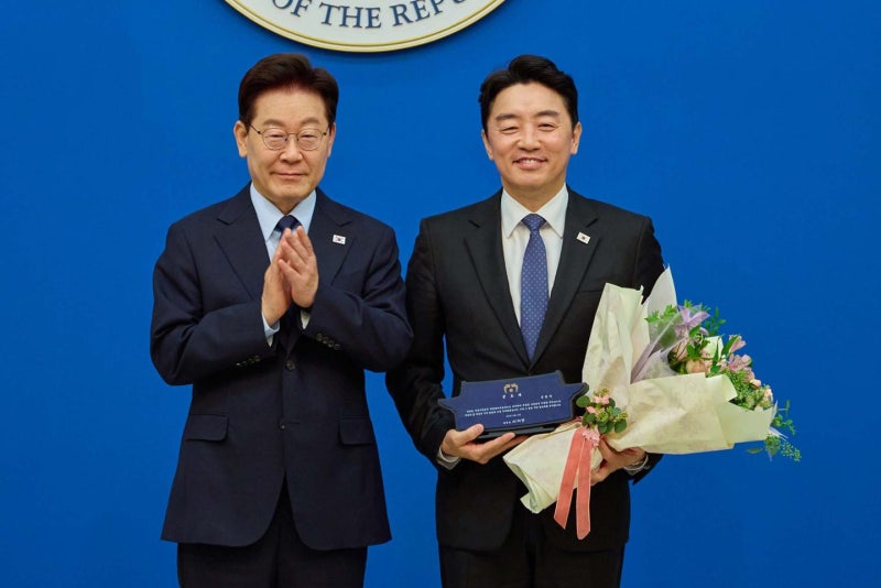 떠나는 <b>강훈식</b> "책임 지는 게 옳다고 생각"... 499일 만에 '청와대 <b>퇴임</b>...