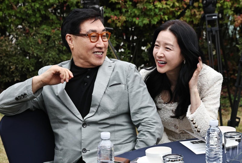 <b>이영애</b>, 남편 <b>정호영</b>과 공식석상 참석… 나란히 앉아 미소