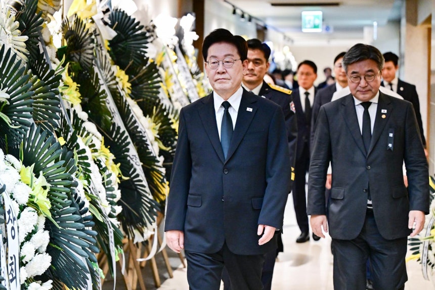 (부천=뉴스1) 허경 기자 = 이재명 대통령이 17일 부천 공장 화재 순직 소방대원을 조문하기 위해 경기 순천향대학교 부천병원 장례식장 빈소로 들어서고 있다. (청와대통신사진기자단) 2026.10.17/뉴스1