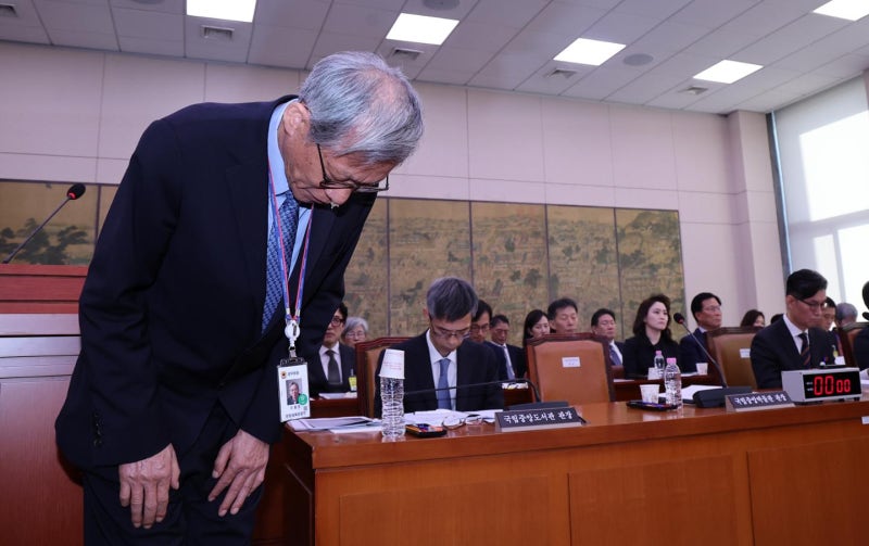 "중대 착오이자 불찰"… 국중박 '셀프 전시'에 두 번 고개 숙인 <b>유홍준</b>