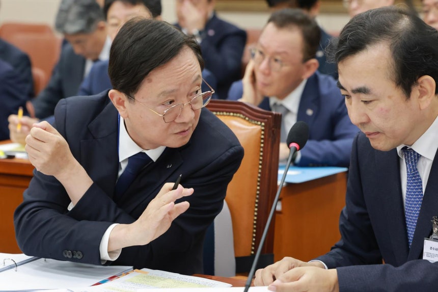 이찬진 금융감독원장이 19일 국회 정무위원회에서 열린 금융감독원 국정감사에서 이세훈 금감원 수석부원장과 대화하고 있다. 연합뉴스