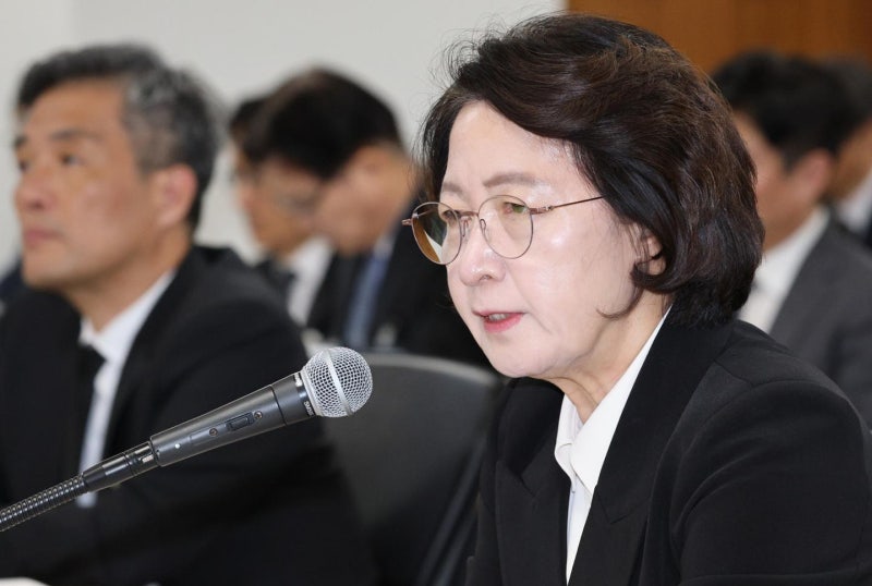 <b>추미애</b> "<b>경기국제공항 재추진</b>"... '재정 위기'에 수백억 적자 어떻게