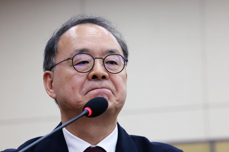 <b>이용수</b> 축구협회장 직무대행 "차기 회장 선거 12월 18일로 계획"