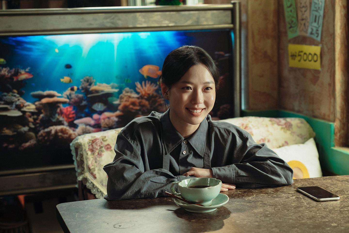 Netflixシリーズ『꿀알바』の場面で、テーブルに座るコ・ミンシ