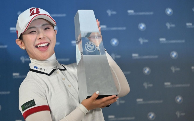 일본의 요시다 유리가 25일 전남광주 해남군 파인비치 골프링크스에서 열린 LPGA 투어 2026 BMW 레이디스 챔피언십에서 우승한 뒤 트로피를 들어올리고 있다. 해남=뉴시스