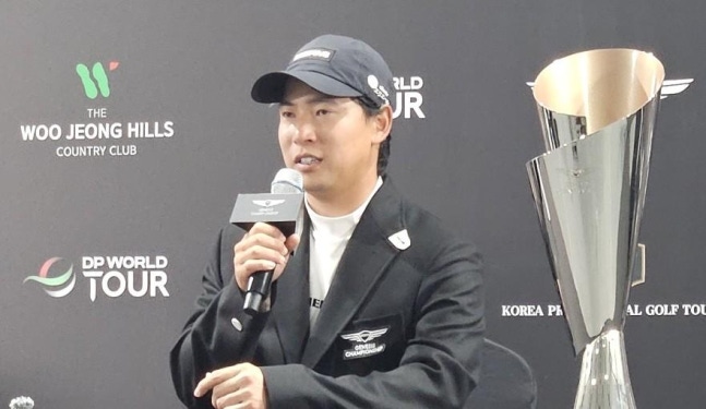 일본의 가쓰라가와 유토가 25일 충남 천안시 우정힐스 컨트리클럽에서 열린 제네시스 챔피언십 최종 라운드에서 우승을 확정한 뒤 기자회견에 임하고 있다. 천안=김형준 기자