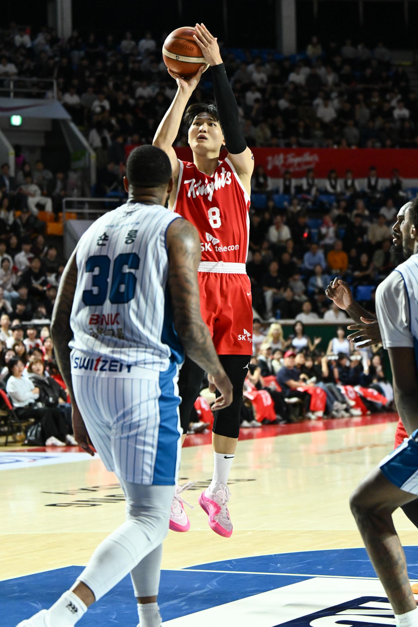 프로농구 <b>SK</b>, '디펜딩 챔피언' KCC 뿌리치고 <b>4연승</b> 질주