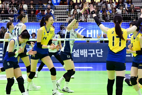 <b>현대건설</b>·<b>우리카드</b>, 나란히 승점 3점 따내며 정규리그 1위 확정 향한 잰걸음