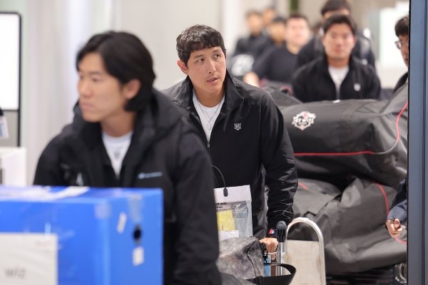 &apos;3루 자리 빼앗긴&apos; 황재균, 생존 위해 10kg 넘게 감량하고 외야 수비까지 철저 대비