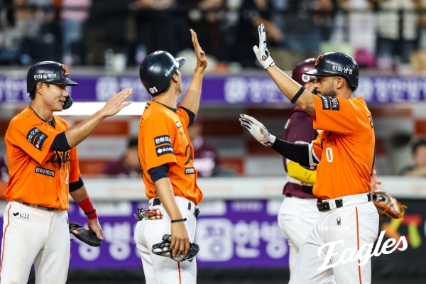 '순위 싸움 점입가경' 선두 LG· 2위 한화, 2.5경기 차로 좁혀져...롯데는 5위 복귀-KIA도 가을야구 희망