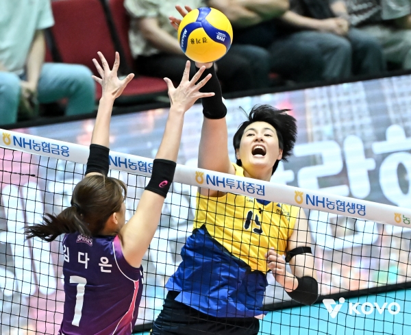 '김희진 활약한' <b>현대건설</b>, '이다현 첫 선 보인' <b>흥국생명</b>에 3-1 <b>승리</b>