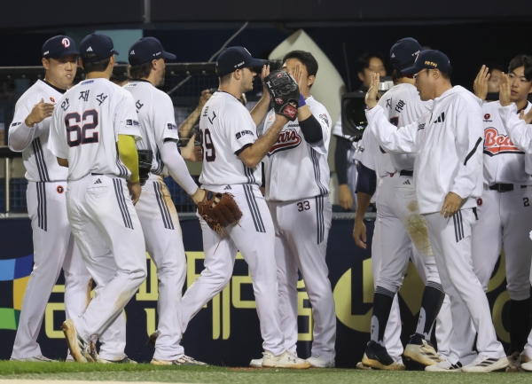 '잭로그 8이닝 무실점 시즌 10승' <b>두산</b>, <b>한화</b> 우승 도전에 <b>고춧가루</b> 뿌리...