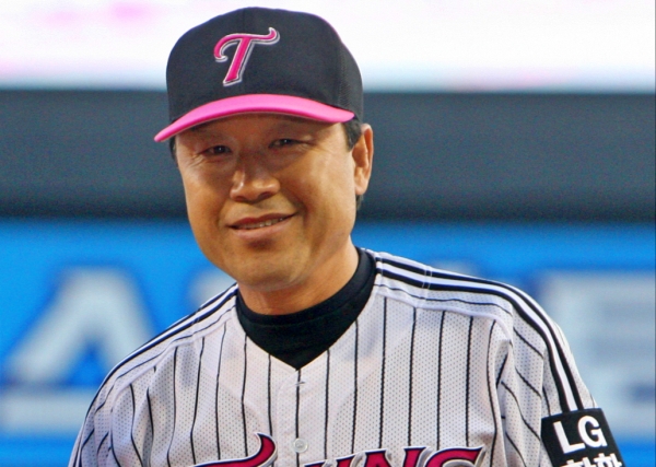 '전설의 유격수' <b>김재박</b> 전 LG 감독, <b>한국시리즈</b> 1차전 <b>시구</b>