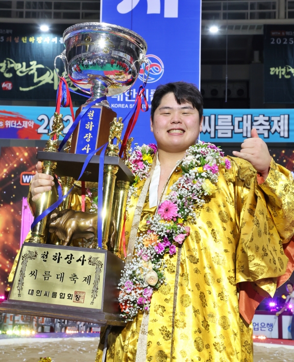 '자이언트 베이비' <b>김민재</b>, 통산 세 번째 <b>천하장사 등극</b>...김진 3-0으로 ...