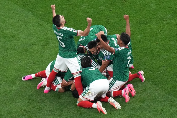 [월드컵] '홈에서 일방적 응원 속 승리' 멕시코, 에콰도르 2-0 누르고 16...