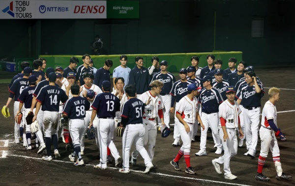 22일 일본 아이치현 도요하시 시민구장에서 열린 2026 아이치·나고야 아시안게임 야구 B조 조별리그 2차전 대한민국과 홍콩의 경기. 7회 말 홍콩에 13대 0으로 승리한 한국 선수단이 홍콩 선수단과 인사를 나누고 있다. (도요하시[일본]=연합뉴스)