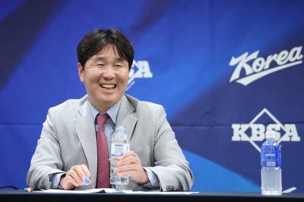 대표팀을 이끌던 류지현 감독이 기자회견에서 미소를 보이고 있다. (서울=연합뉴스)