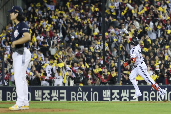 14일 서울 잠실야구장에서 열린 LG 트윈스와 두산 베어스의 2026 신한 SOL KBO 포스트시즌 와일드카드 결정전 1차전. LG 오스틴이 1회말 1사 투런 홈런을 쳐낸 뒤 베이스를 돌고 있다. 왼쪽은 두산 선발 곽빈. (서울=연합뉴스)