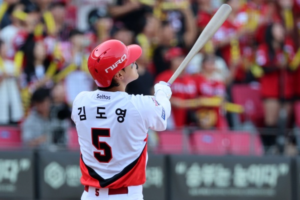 17일 전남광주통합특별시 광주기아챔피언스필드에서 열린 2026 포스트시즌 준플레이오프 1차전 LG 트윈스와 KIA 타이거즈의 경기. KIA 김도영이 4회말 1사에서 역전 솔로홈런 치고 있다. (전남광주=연합뉴스)