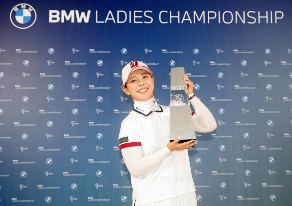 요시다 유리가 우승 트로피를 들고 포즈를 취하고 있다. [BMW 레이디스 챔피언십 조직위원회]