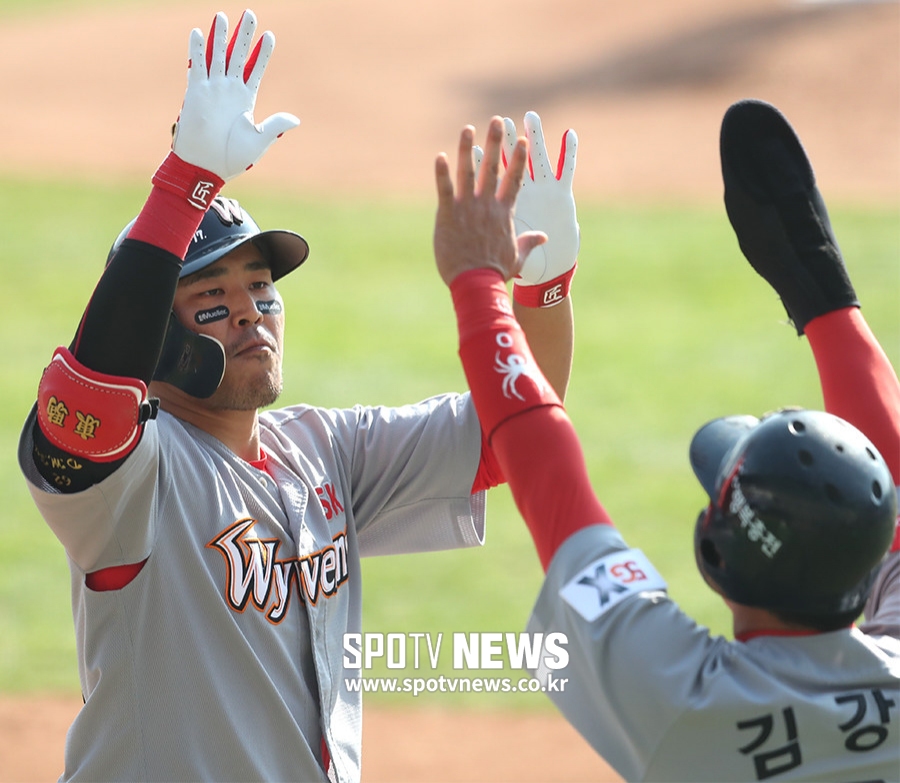 [KS1]'홈런 2방이면 족했다!' <b>SK</b>, <b>두산 격파</b>… 73.5% 확률 잡았다