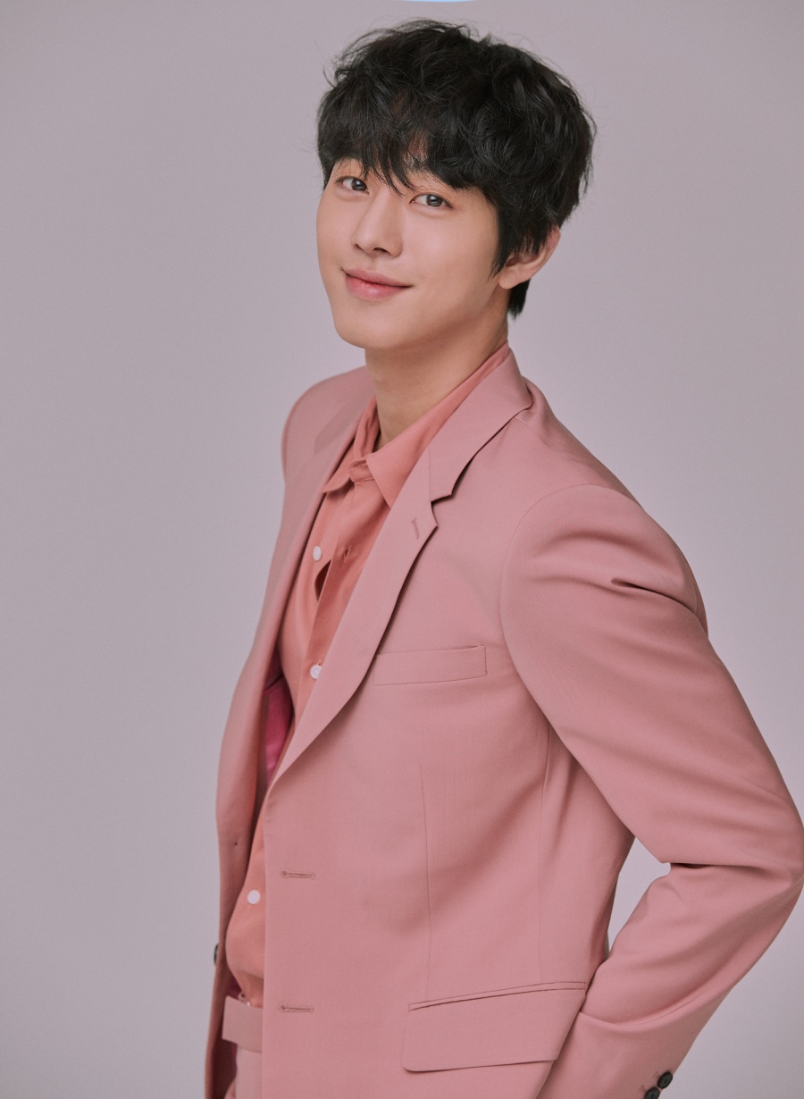 [SPO톡]'낭만닥터 김사부2' 안효섭 "<b>이성경</b>과 <b>키스신</b>, 감독님들이 더...