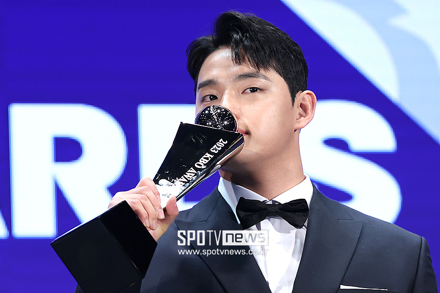 "내년 MVP는 너?"…17년 기다린 <b>류현진 후계자</b> 문동주, 또 <b>류현진</b>에 도전한다