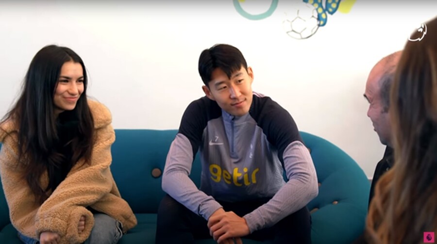 '암 투병 팬 만나 눈물' 인성 최고 <b>손흥민</b>, 팬 사랑도 한 몸에 → 팬 선정 올...
