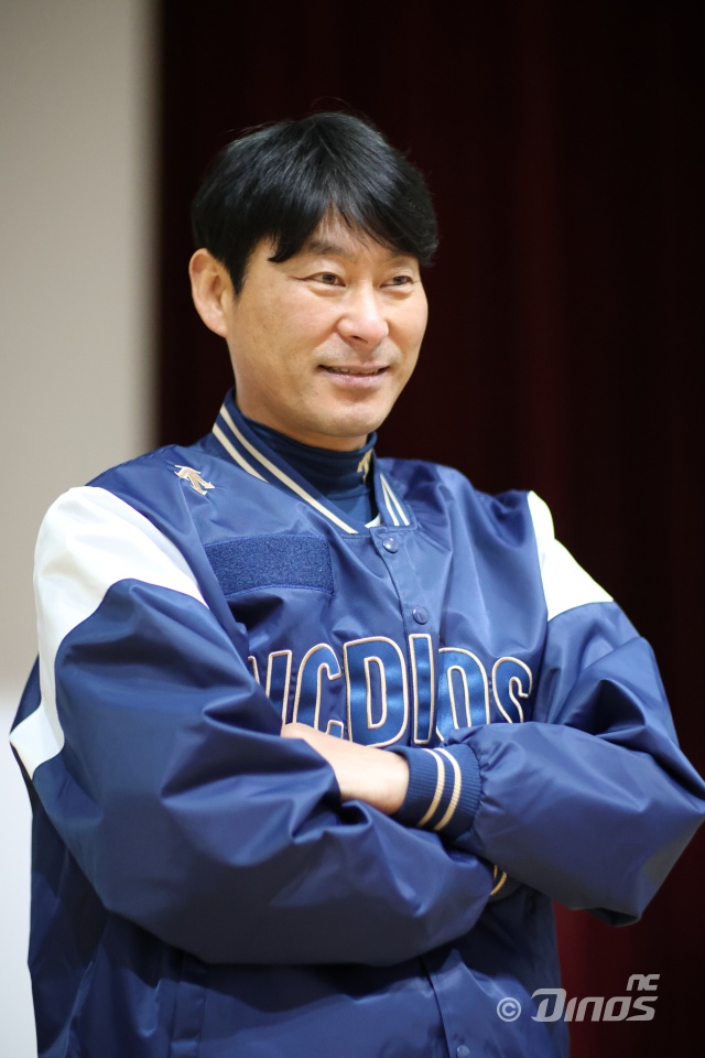 감동의 가을야구 보내고…NC <b>강인권</b> 감독 "올해는 새로운 도전, 선발진 개편-...