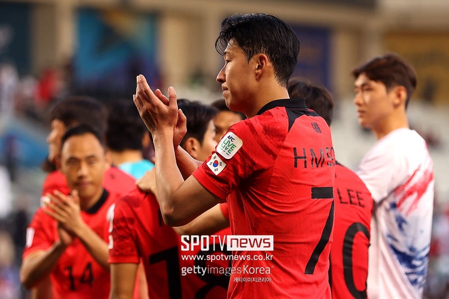 손흥민, <b>김민재</b>·<b>호날두</b> 제쳤다…中매체 선정 '아시아 발롱도르' 7년 연속 수...
