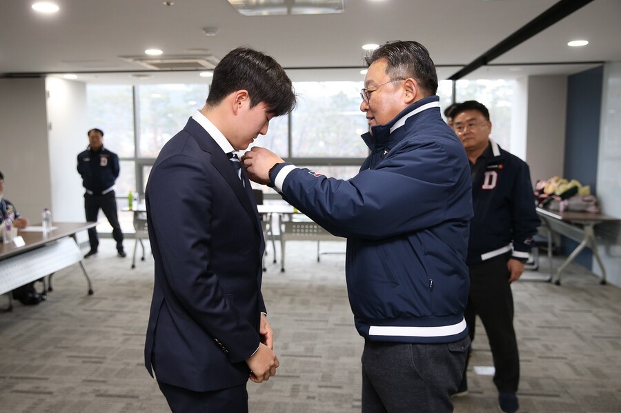 "부모님 일터는 가 봤는데"…<b>두산 신인</b>들, 자랑스러운 아들 된 날