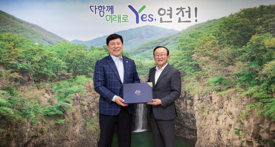 독립<b>야구</b> 지원에 감사…<b>허구연 총재</b>, 김덕현 연천군수 방문