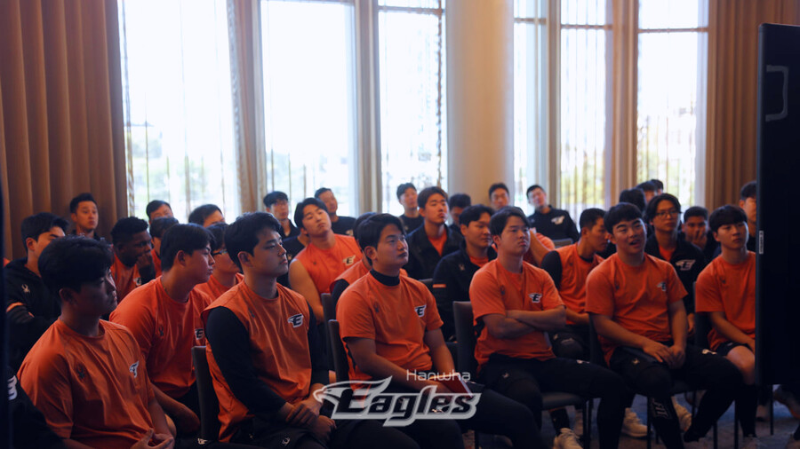 "손해보지 않게, 빨리 숙지하겠다" <b>한화</b> 자체 규칙 <b>설명회</b>…선수단 질문 릴레...