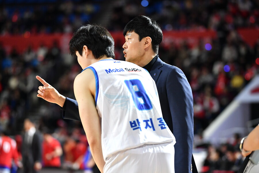 '이제는 대행이 아니다' <b>강혁</b>, 정식 <b>감독</b>으로 첫 승리 "선수들에게 고맙다"