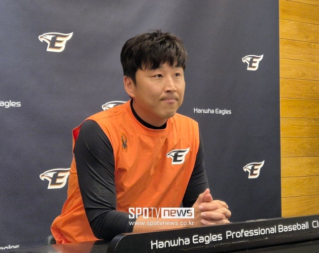 [일문일답] &apos;1005G 금자탑&apos; 정우람, 눈물로 마지막 인사…9년 동안 한화 팬들께 사랑만 받고 간다
