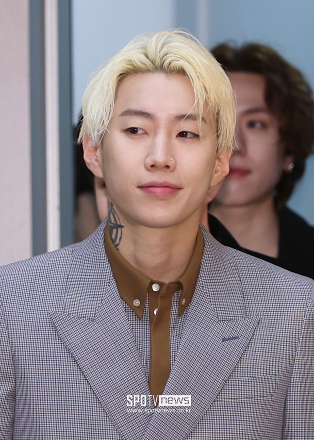박재범 파격 금발 ‘유니버스 리그’의 MC 