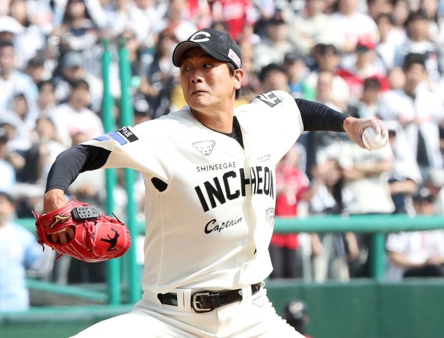 &apos;김광현 호투+해결사 정준재&apos; SSG, 개막 2연전 싹쓸이… 충격의 두산, 외인 원투펀치 내고도 2연패