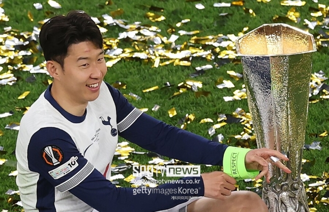 &apos;이마에 스크래치&apos; 하나도 안 아픕니다…&apos;유관 인증 상처&apos; 손흥민 누가 밀어서 트로피에 긁혔어요