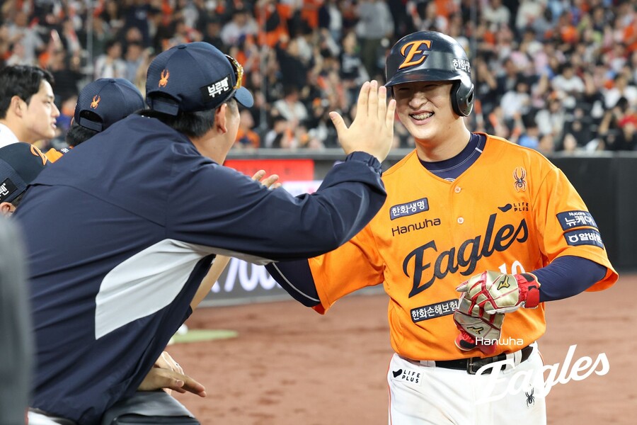<b>한화</b>가 다시 2위로 올라섰다…대전예수 8이닝 11K 역투에 팀타율 1위 롯...