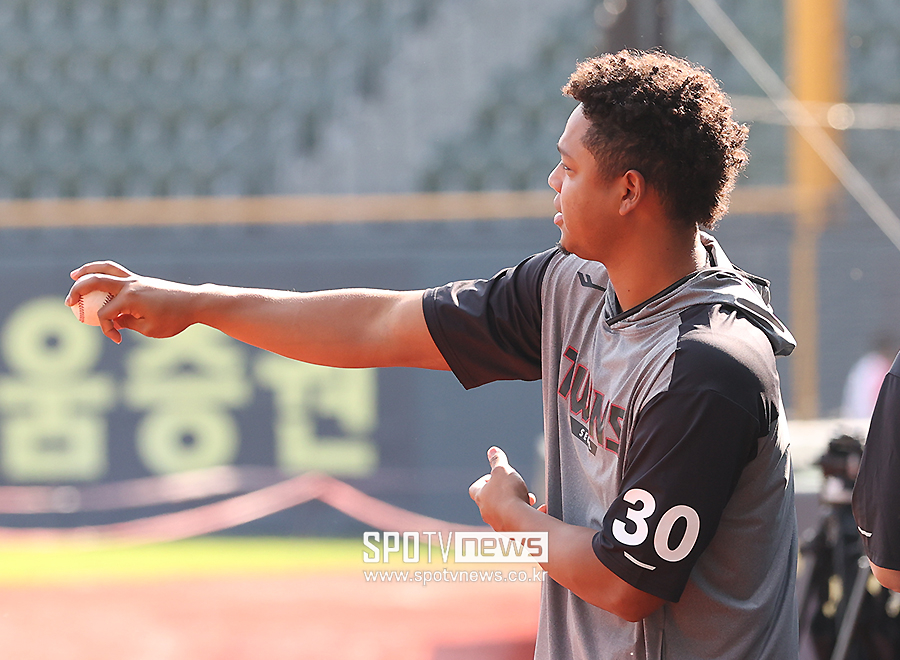 에르난데스가 돌아왔다…<b>염경엽 감독</b>의 <b>믿음</b> "잘 던질 것, 90개 넘게는 ...