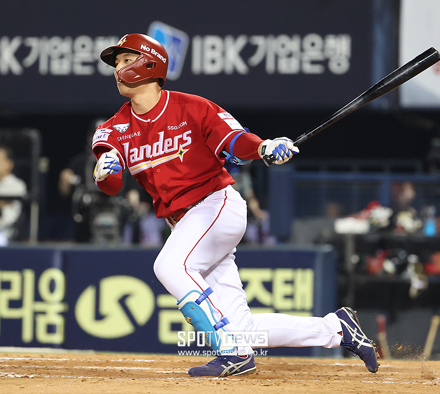 [포토S] 대타로 나선 <b>SSG 김성욱</b>