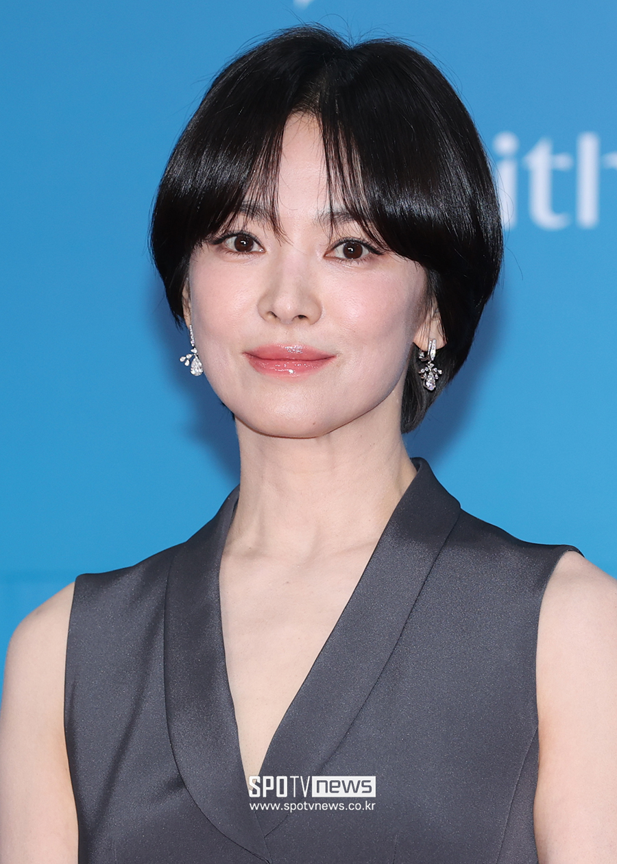 <b>송혜교</b>, 미모만큼 '재벌 <b>인맥</b>' 살벌하네…두산 前회장에 "늘 힘 돼주셔서...
