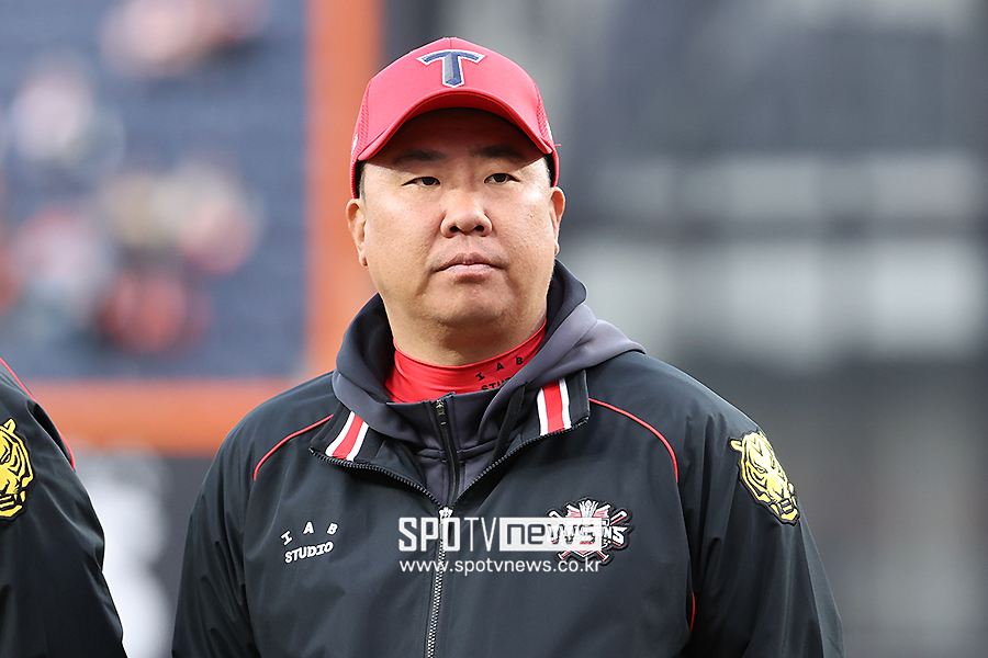 "분위기 쇄신" <b>KIA</b> 코칭스태프 <b>개편</b>…이동걸 1군 <b>투수</b> 메인<b>코치</b> 맡는다