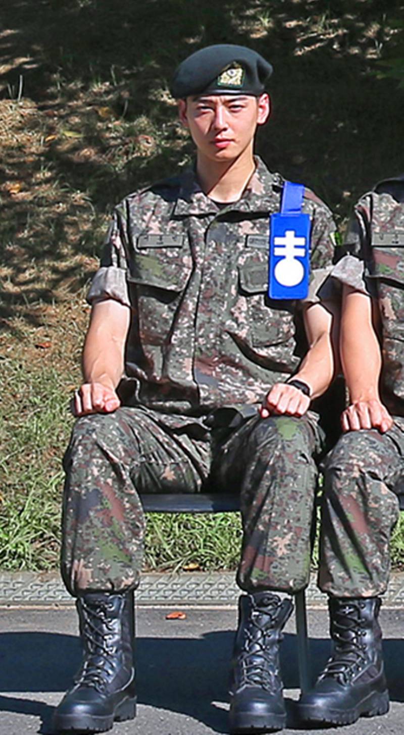 <b>차은우</b>, <b>중대장 훈련병</b> 됐다…군복에 베레모 '늠름'