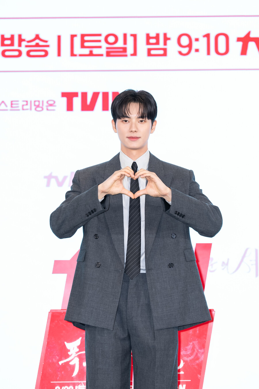 [단독]'특급 유망주' <b>이채민</b>, <b>김수현</b> 품 <b>떠난다</b>…골드메달리스트 전속계...