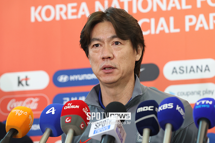 '<b>손흥민</b> 주장 교체' 홍명보 감독이 밝힌 고민…내일 미국 출국, SON 만나...