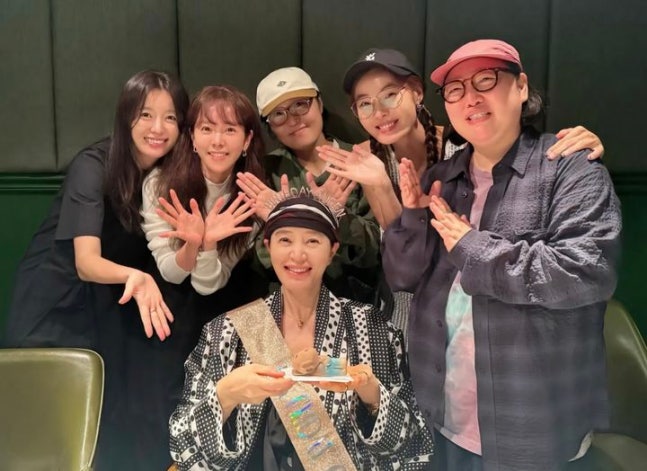 <b>김혜수 생일파티</b>엔 누가 초대됐나..한지민·한효주 등 절친들과 '행복'
