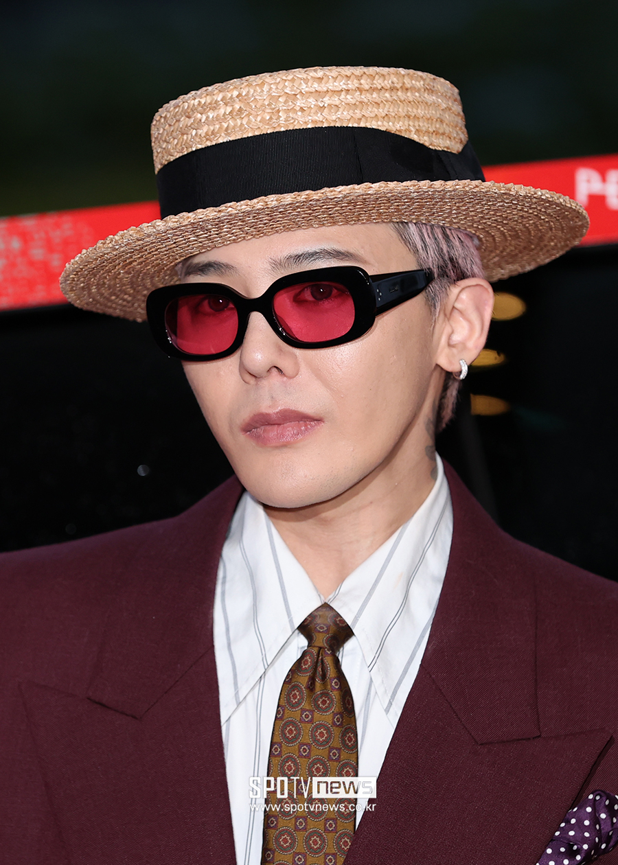 <b>지드래곤</b>, 美 투어에 <b>소방관</b>·숨은 영웅 <b>초청</b>…"심리적 회복 돕기 위해...